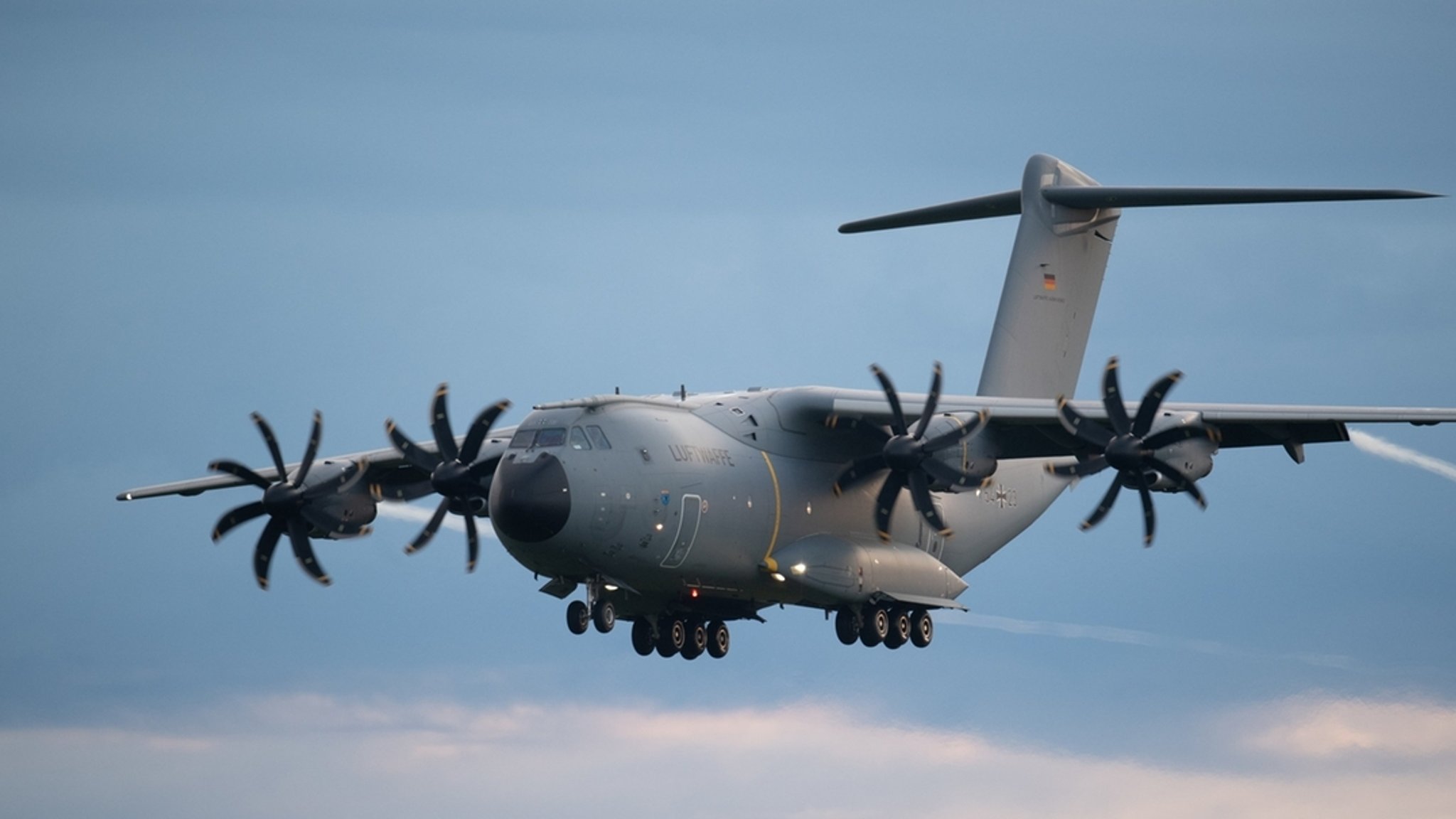 Symboldbild: Eine Transportmaschine A 400 M der Bundeswehr im Flug