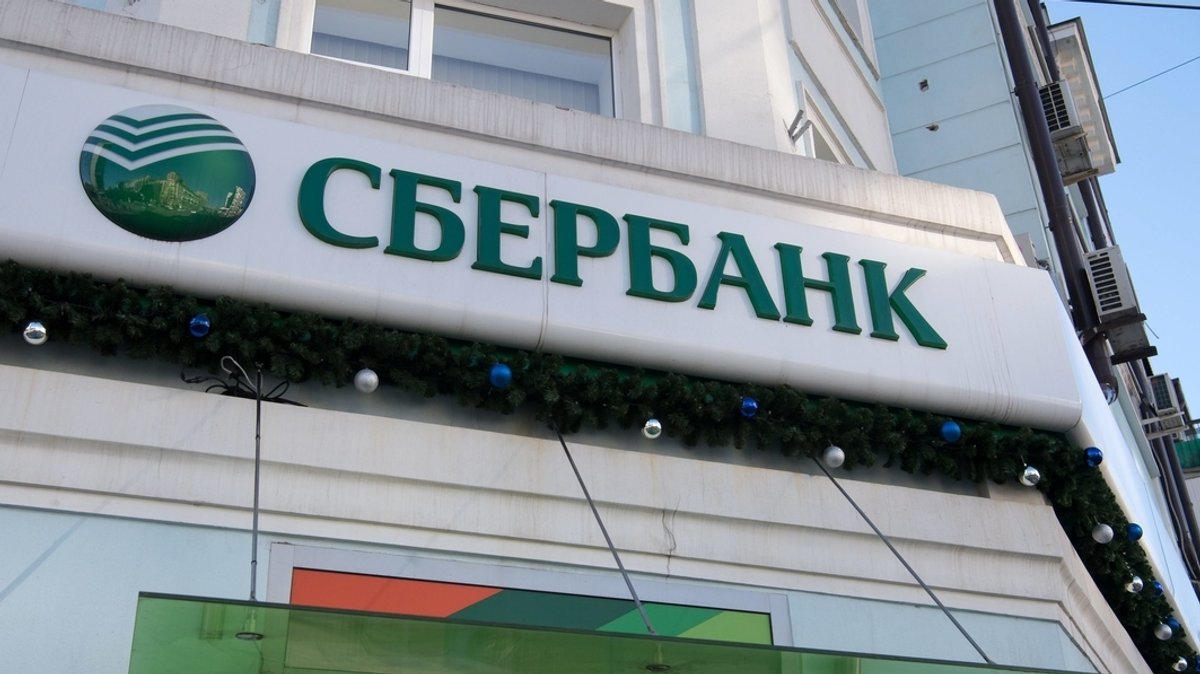 Logo der russischen Sberbank an einer Bankfiliale
