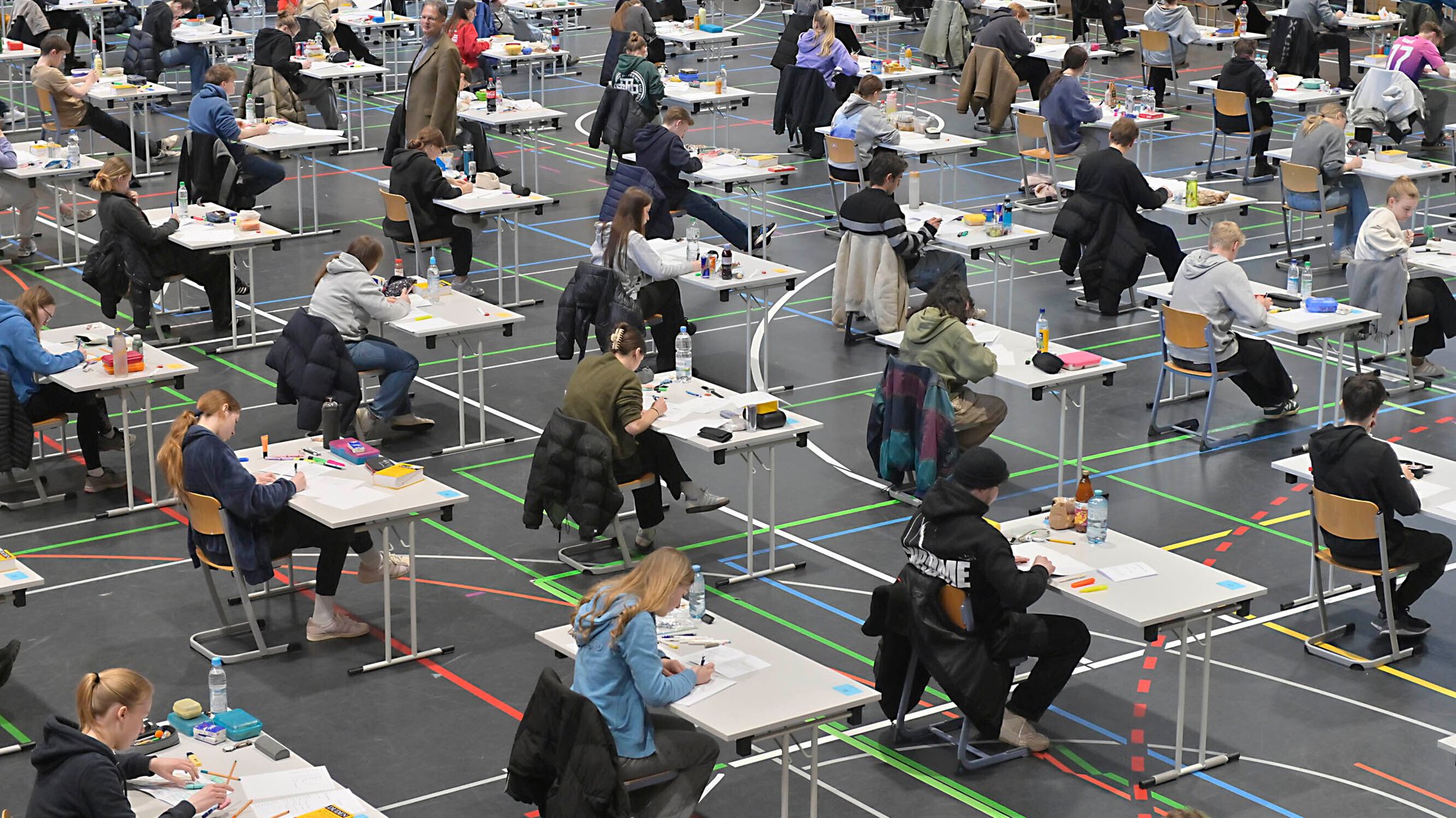 Symbolbild: Abiturienten in der Schulturnhalle bei der schriftlichen Prüfung im Fach Deutsch. | Bild: picture alliance / SZ Photo | Claus Schunk Symbolbild: Abiturienten in der Schulturnhalle bei der schriftlichen Prüfung im Fach Deutsch.