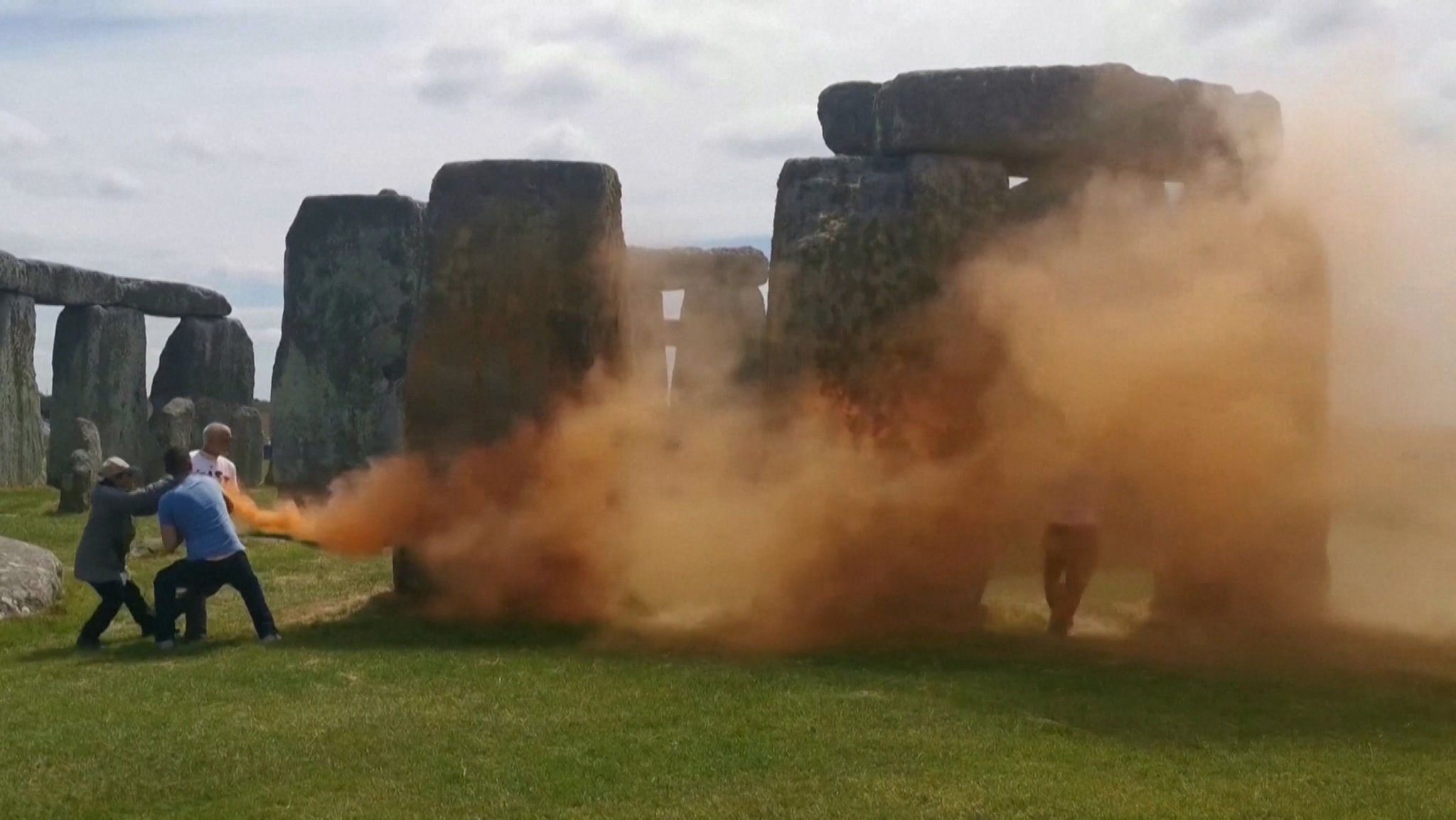 Aktivisten besprühen Stonehenge mit Farbe