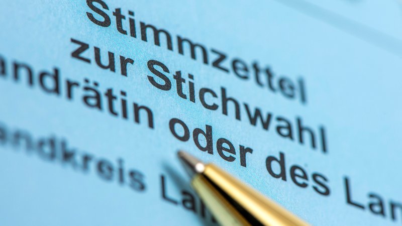 Stimmzettel für die Stichwahl der Kommunalwahlen in Bayern am 22. März 2026 | Bild: picture alliance / SZ Photo | Wolfgang Filser Stimmzettel für die Stichwahl der Kommunalwahlen in Bayern am 22. März 2026
