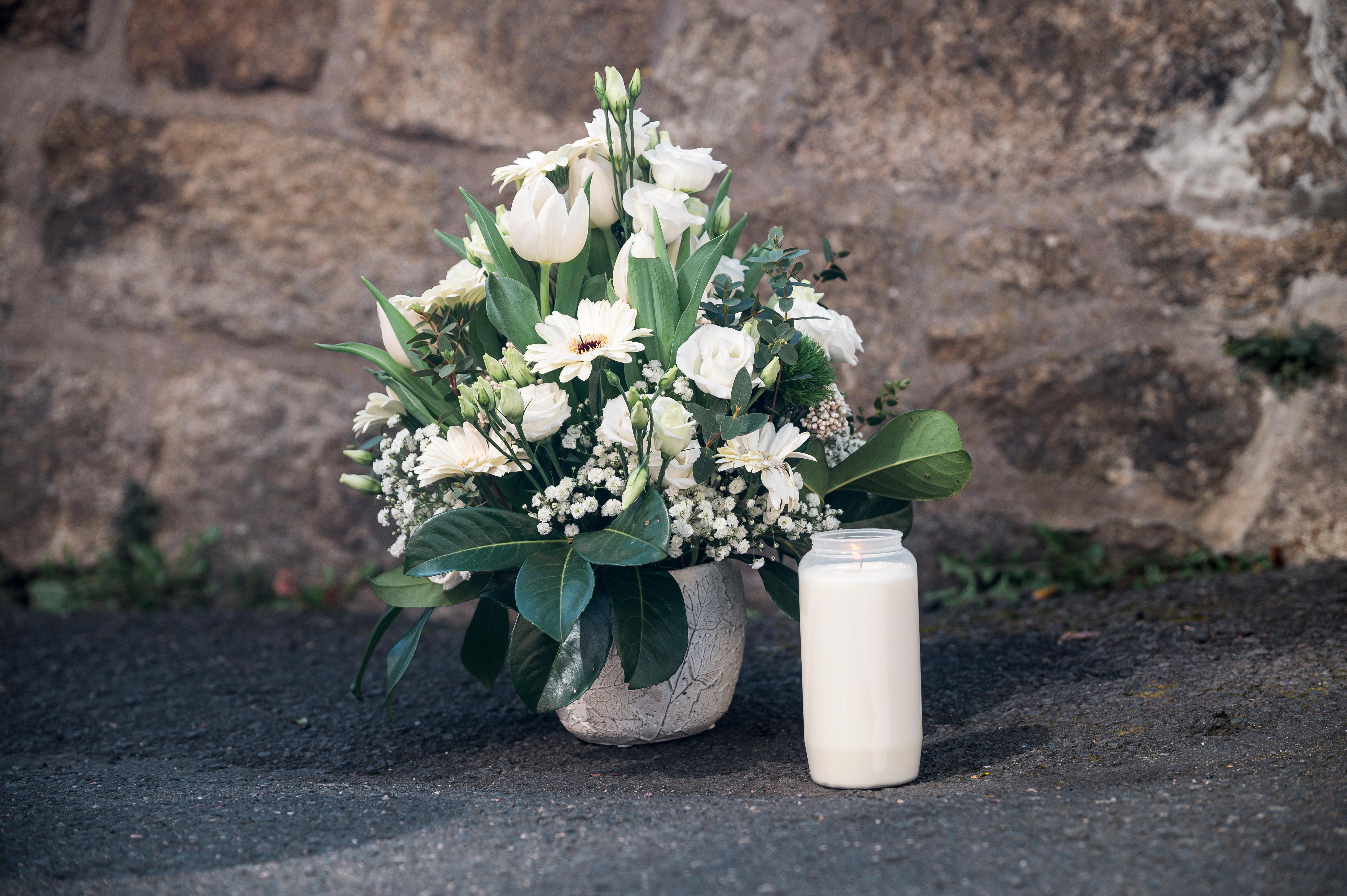Ein Strauß Blumen und eine Kerze vor dem Kinder- und Jugendzentrum Wunsiedel (2023).