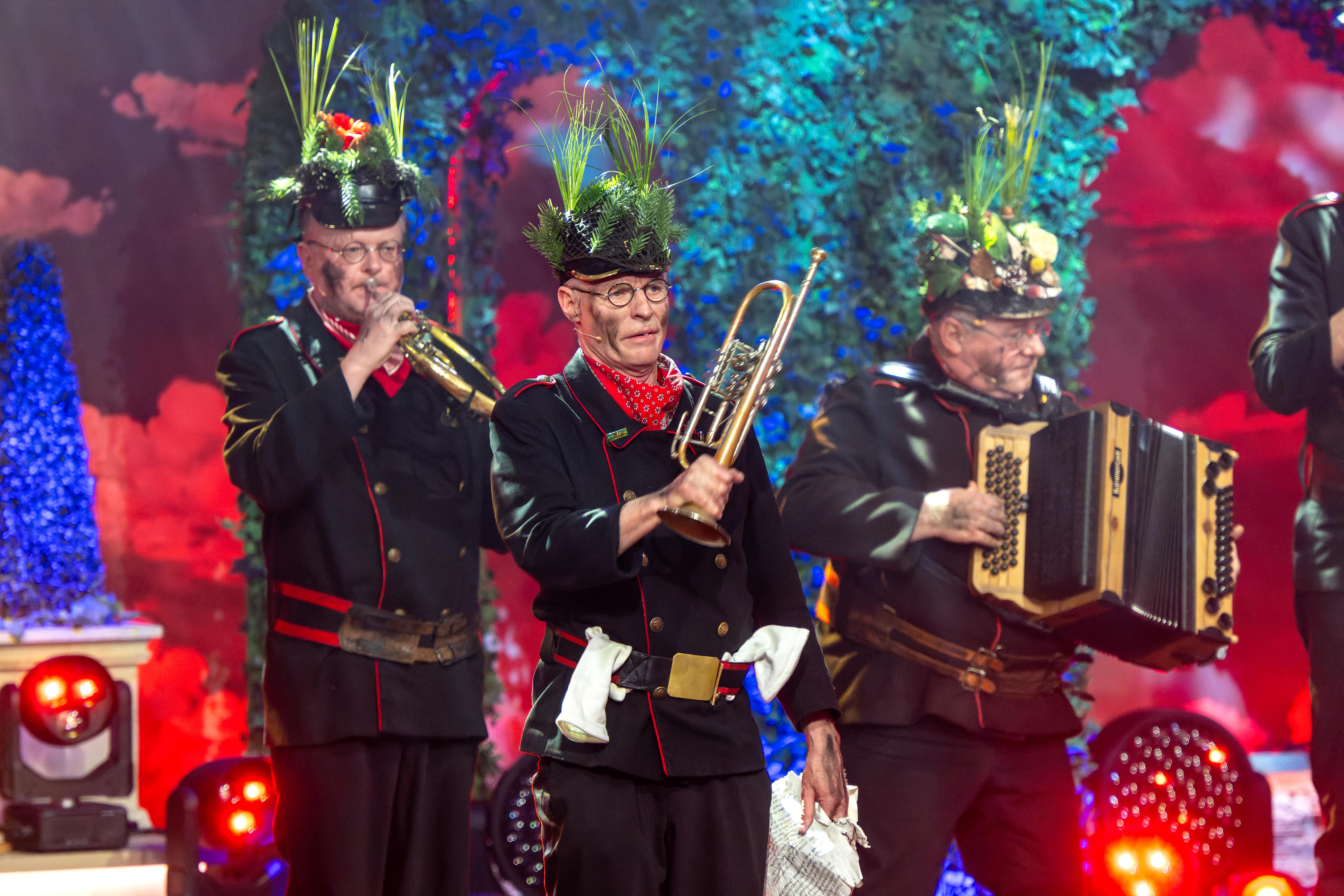 Norbert Neugirg, der Kommandant der Altneihauser Feierwehrkapell'n steht auf der Bühne in Veitshöchheim