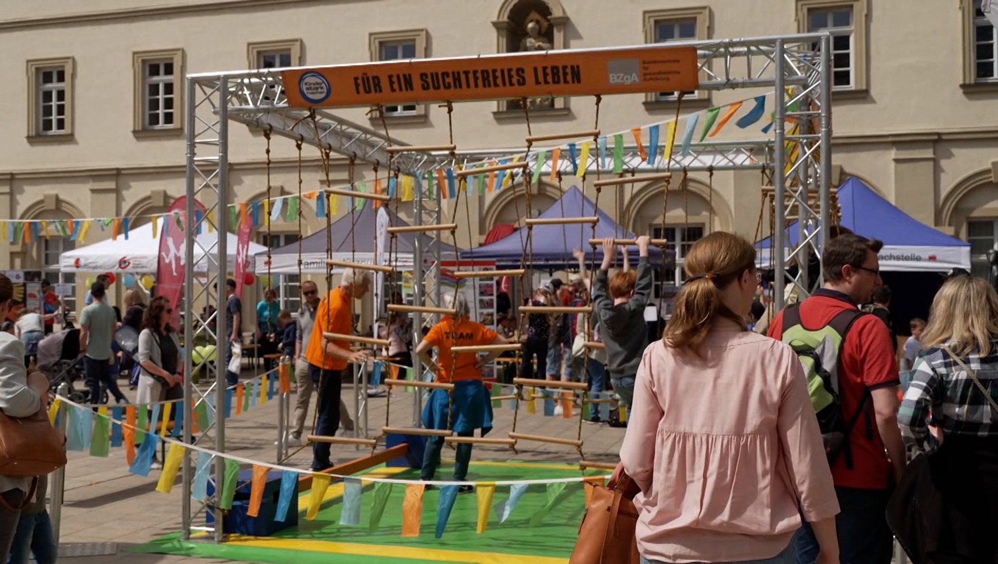 Kletterparcours beim 45. Internationalen Kinderfest in Würzburg