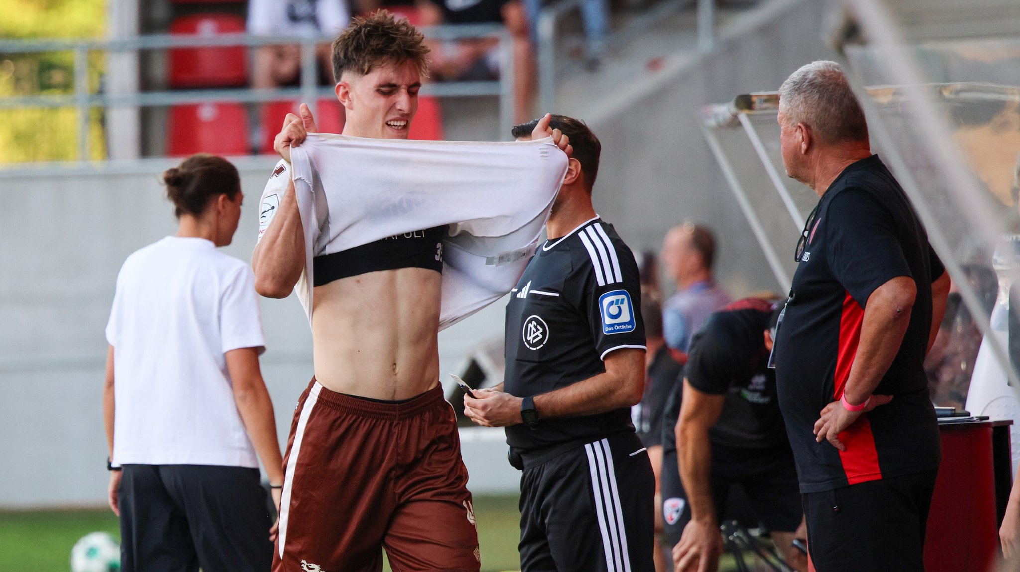 Ingolstadts Elias Decker muss nach seiner Roten Karte vom Platz | Bild: picture alliance / Eibner-Pressefoto | Eibner-Pressefoto/Oliver STRISCH Ingolstadts Elias Decker muss nach seiner Roten Karte vom Platz