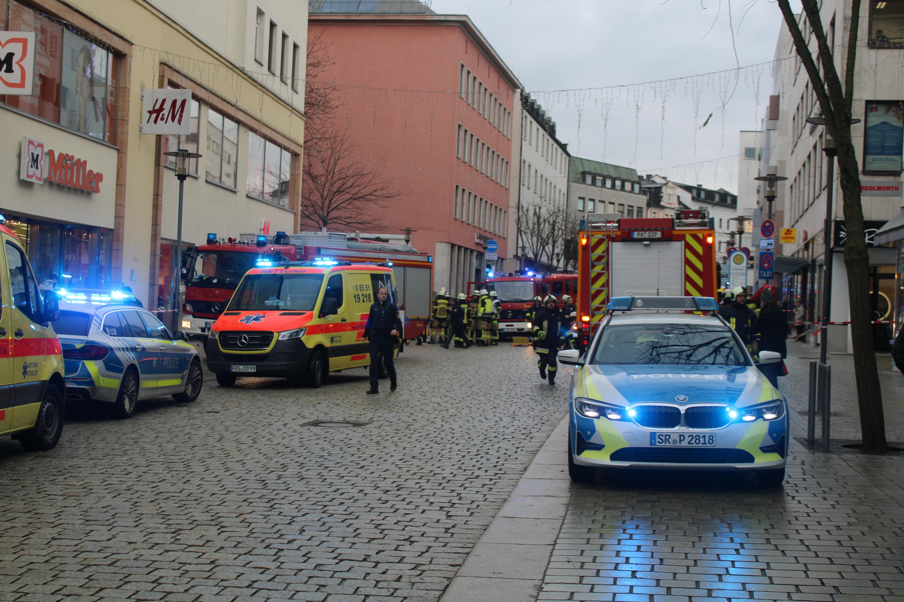 Polizeiautos, Rettungswagen und Feuerwehr stehen nach einem Unfall in der Passauer Bahnhofstraße. 