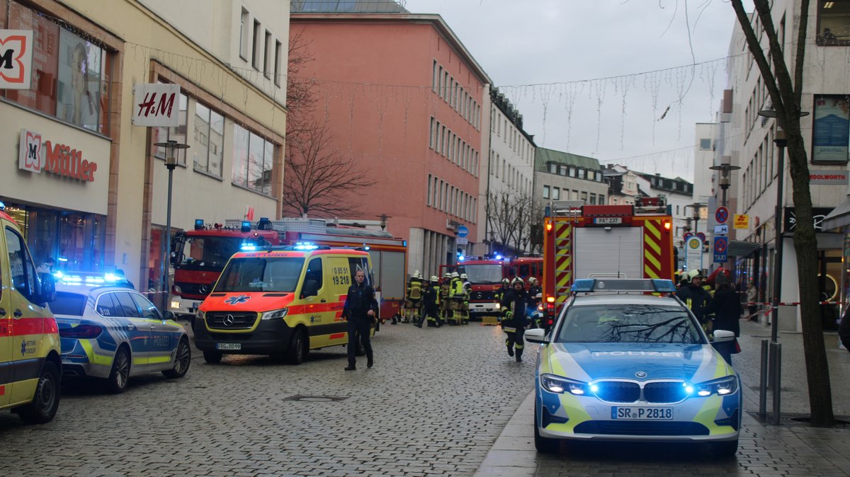 Polizeiautos, Rettungswagen und Feuerwehr stehen nach einem Unfall in der Passauer Bahnhofstraße. 