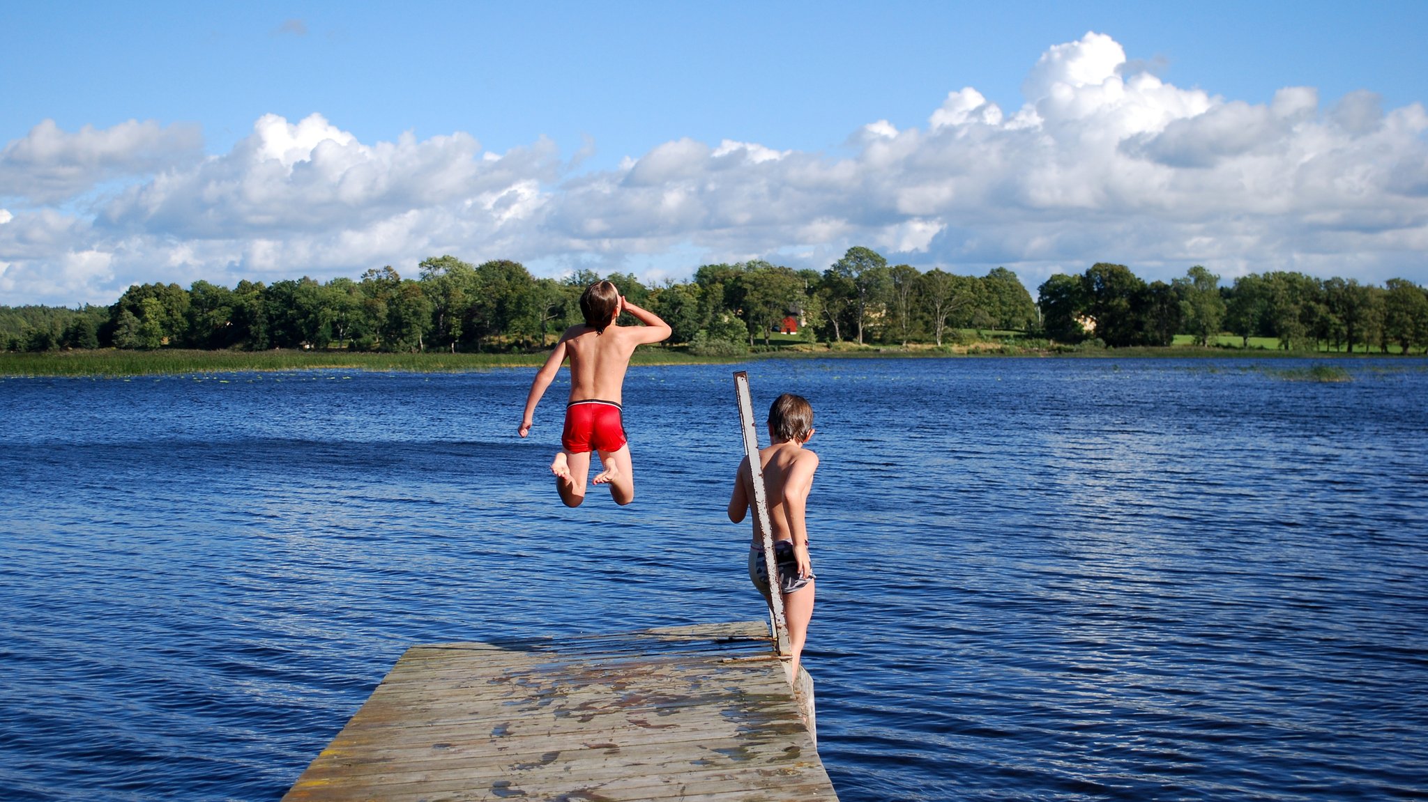 Badende Kinder an einem See