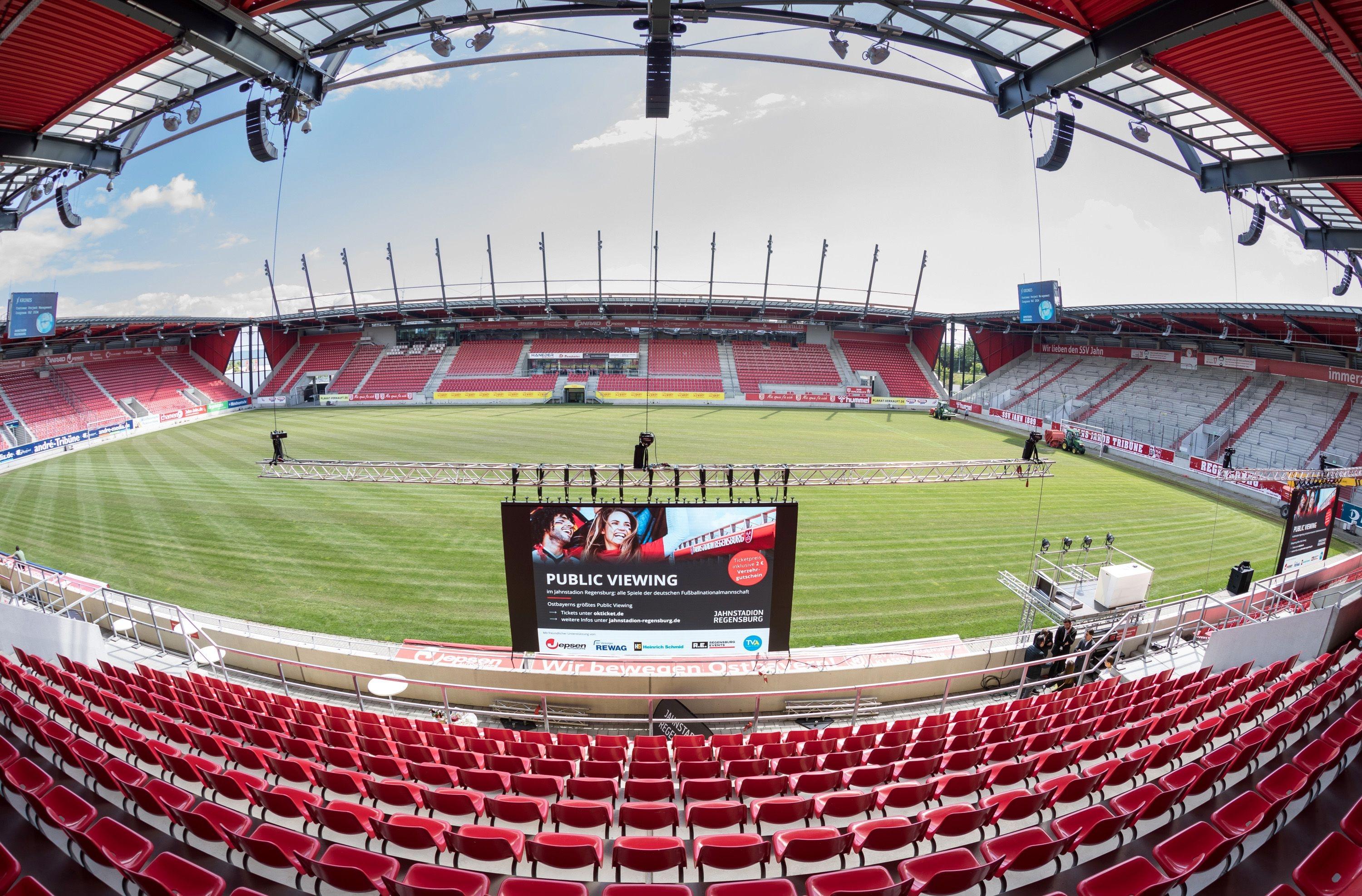 Public Viewing im Regensburger Jahnstadion