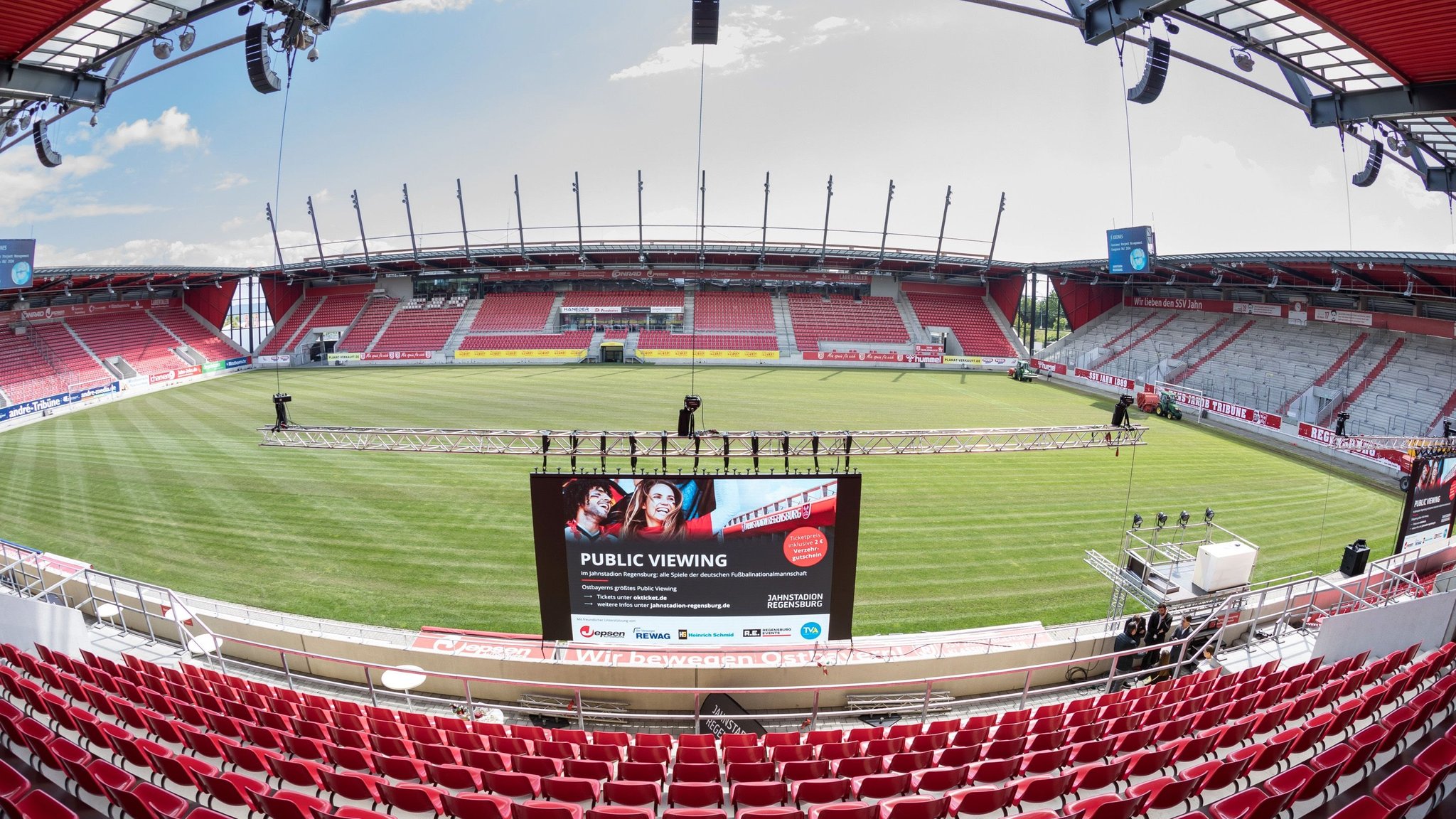 Public Viewing im Regensburger Jahnstadion