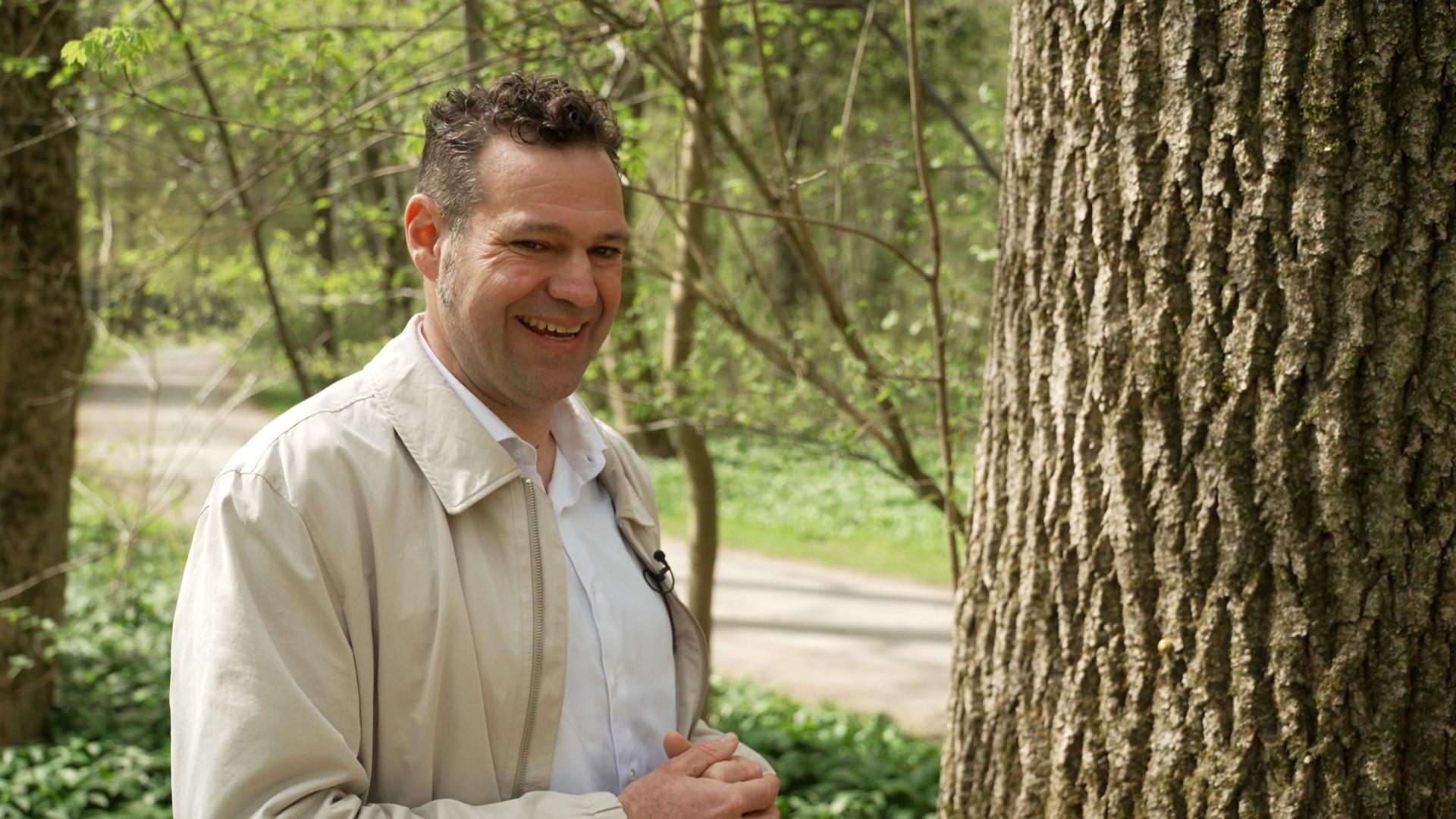 Der Weihenstephaner TU-Hefeforscher Matthias Hutzler neben der Esche in den Isarauen 