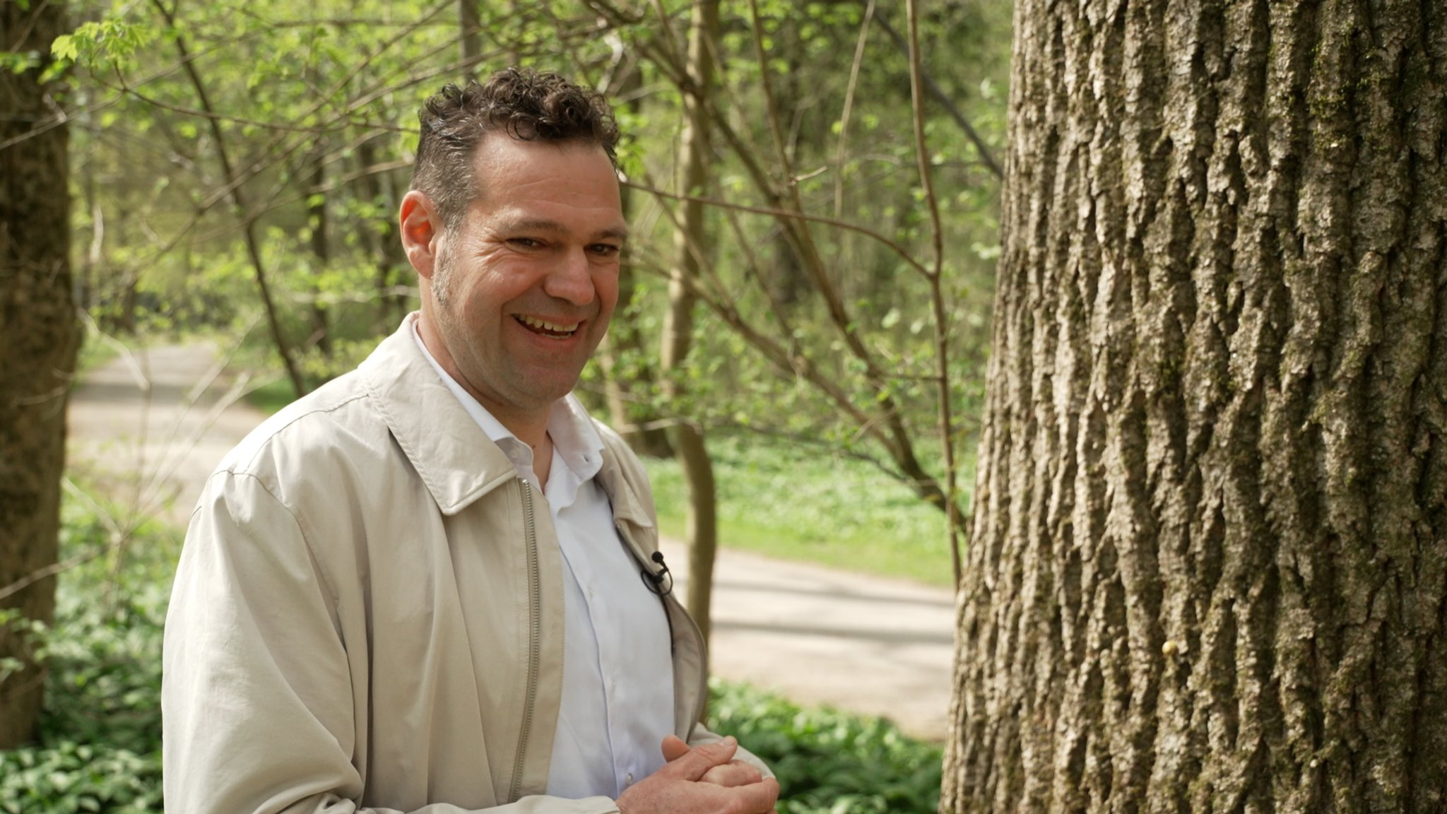 Der Weihenstephaner TU-Hefeforscher Matthias Hutzler neben der Esche in den Isarauen 