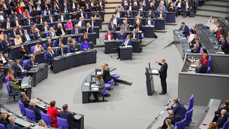 Bundeskanzler Olaf Scholz (SPD) gibt im Plenum des Bundestags eine Regierungserklärung ab. | Bild: dpa-Bildfunk/Michael Kappeler Bundeskanzler Olaf Scholz (SPD) gibt im Plenum des Bundestags eine Regierungserklärung ab.