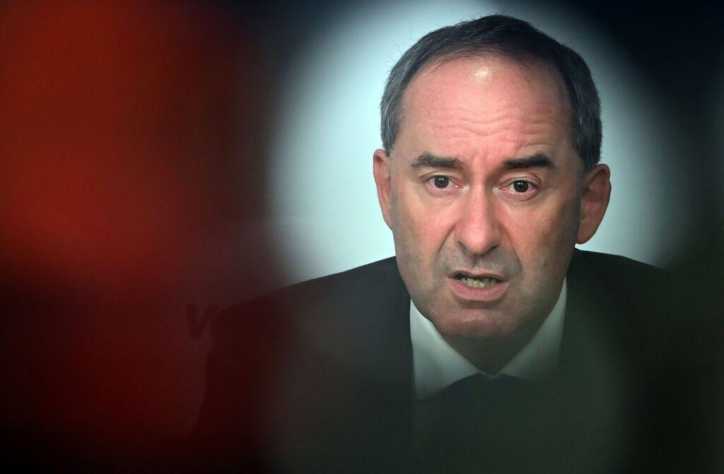 ARCHIV - 10.06.2024, Bayern, Berlin: Freie-Wähler-Chef Hubert Aiwanger spricht bei einer Pressekonferenz nach der Europawahl 2024. (zu dpa: «Aiwanger stellt Klimaziel für Bayern infrage - CSU kontert») Foto: Niklas Treppner/dpa +++ dpa-Bildfunk +++