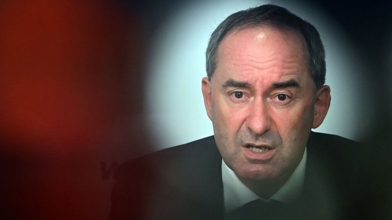 ARCHIV - 10.06.2024, Bayern, Berlin: Freie-Wähler-Chef Hubert Aiwanger spricht bei einer Pressekonferenz nach der Europawahl 2024. (zu dpa: «Aiwanger stellt Klimaziel für Bayern infrage - CSU kontert») Foto: Niklas Treppner/dpa +++ dpa-Bildfunk +++ | Bild: dpa-Bildfunk/Niklas Treppner ARCHIV - 10.06.2024, Bayern, Berlin: Freie-Wähler-Chef Hubert Aiwanger spricht bei einer Pressekonferenz nach der Europawahl 2024. (zu dpa: «Aiwanger stellt Klimaziel für Bayern infrage - CSU kontert») Foto: Niklas Treppner/dpa +++ dpa-Bildfunk +++