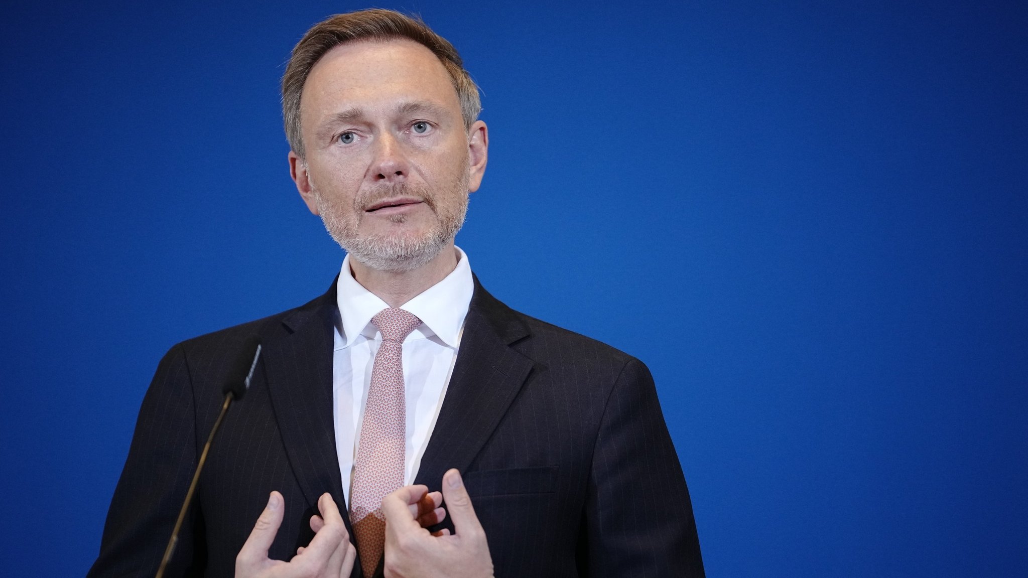 Finanzminister Lindner macht SPD und Grüne dafür verantwortlich, dass die Senkung der Mehrwertsteuer in der Gastronomie zum Jahresende ausläuft.