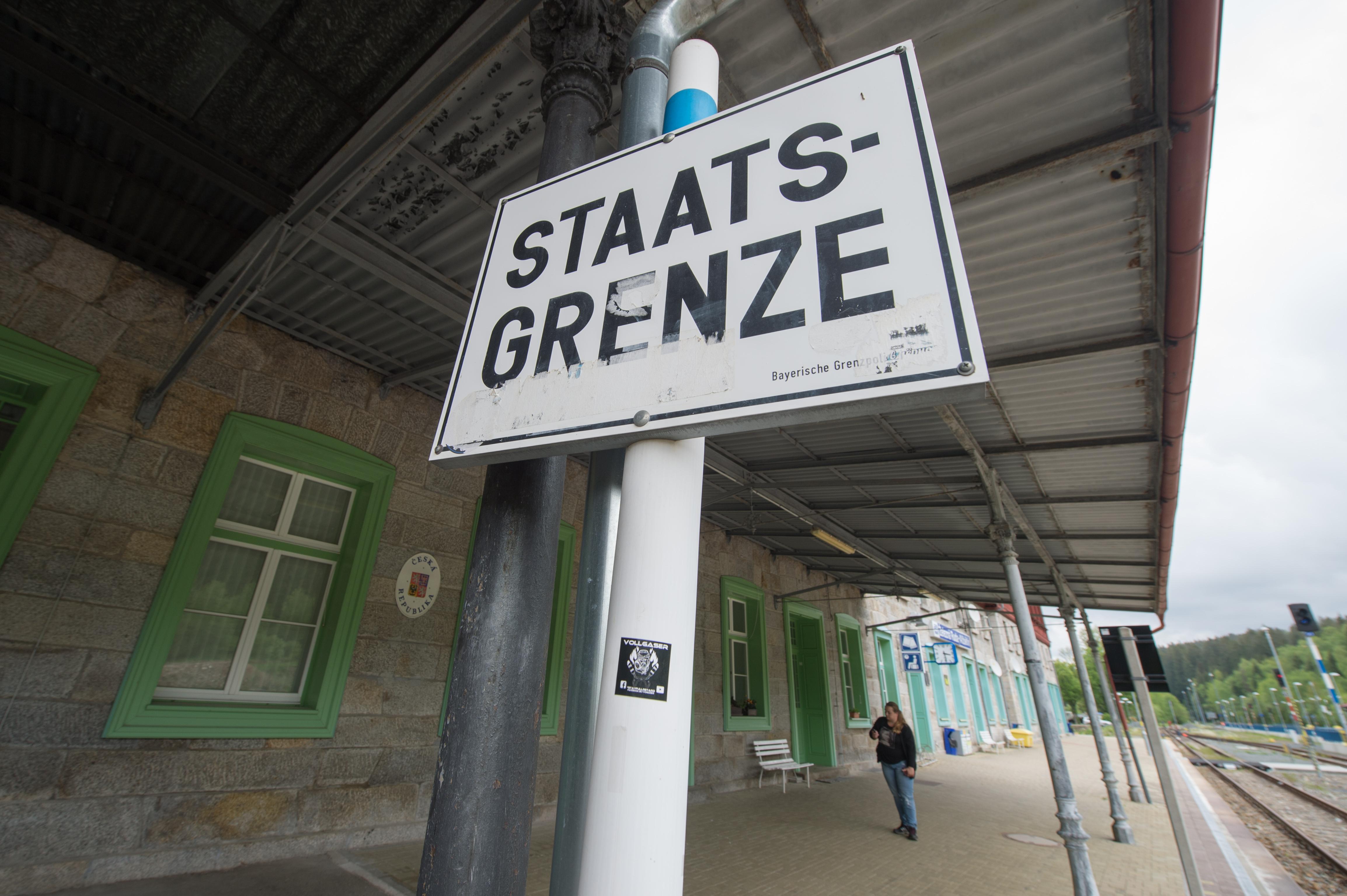 Ein Schild mit der Aufschrift "Staatsgrenze" steht an einem Grenzbahnhof zwischen Deutschland und Tschechien.