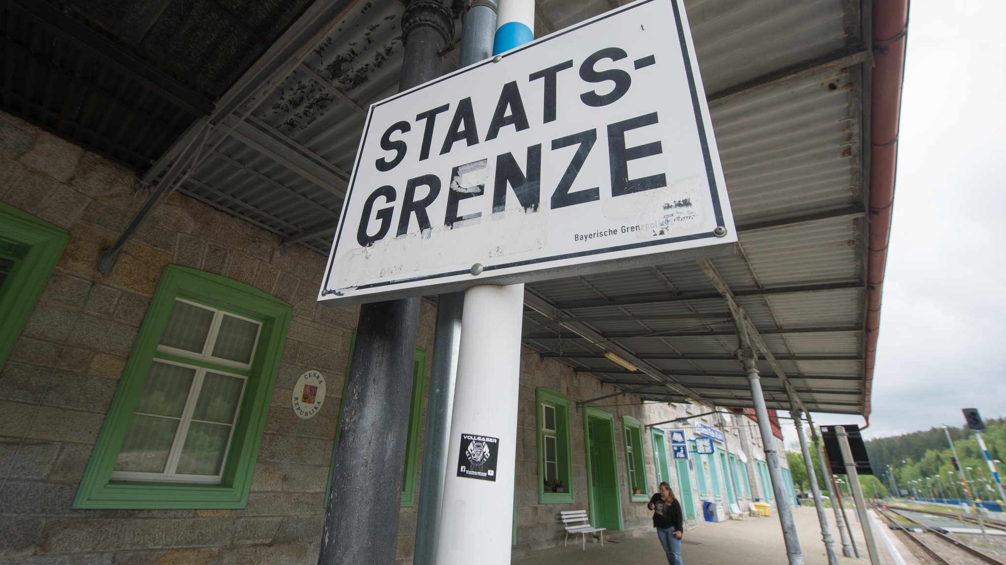 Ein Schild mit der Aufschrift "Staatsgrenze" steht an einem Grenzbahnhof zwischen Deutschland und Tschechien.