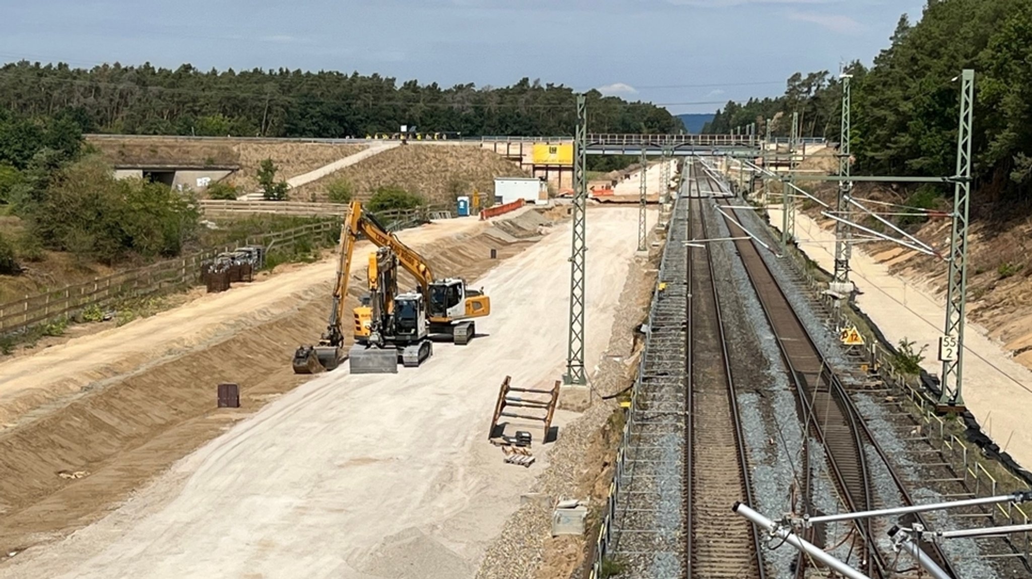 Archivbild - Bagger stehen neben Gleisen auf einer Bahn-Baustelle