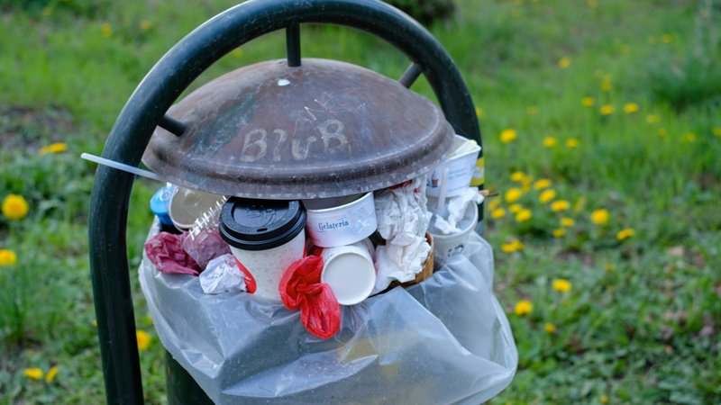 Ein Mülleimer ist voll mit Einwegverpackungen wie Eisbechern und Kaffeebechern (Archiv- und Symbolbild) | Bild: BR / Johanna Schlüter Ein Mülleimer ist voll mit Einwegverpackungen wie Eisbechern und Kaffeebechern (Archiv- und Symbolbild)