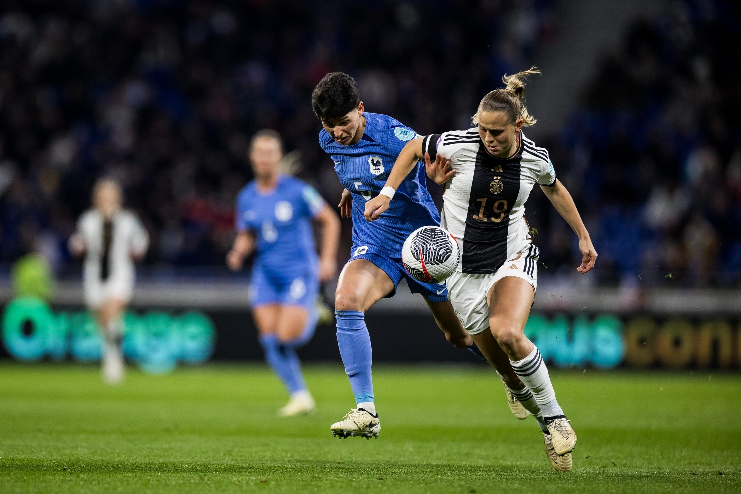Zweikampf Elisa De Almeida (Frankreich), Klara Bühl (Deutschland)