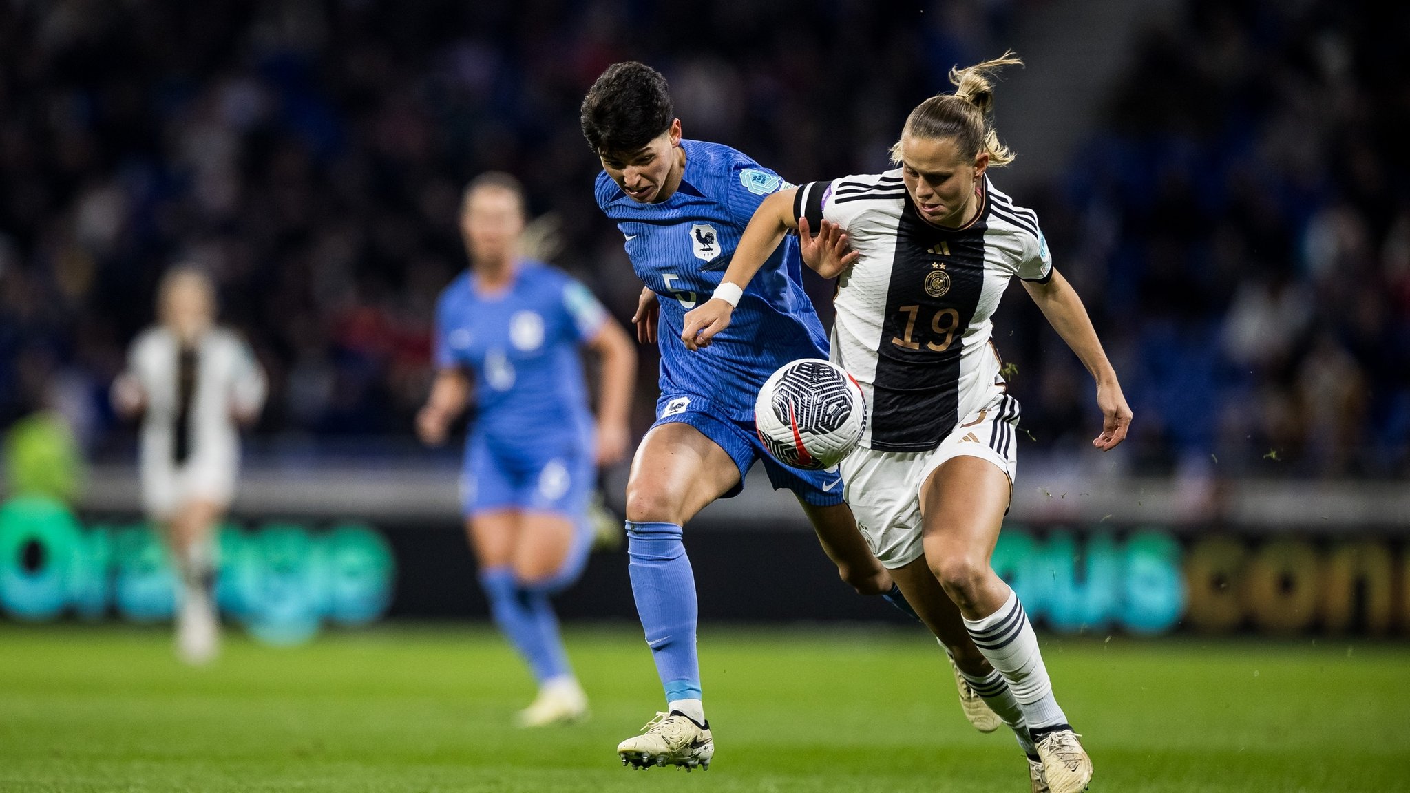 Zweikampf Elisa De Almeida (Frankreich), Klara Bühl (Deutschland)