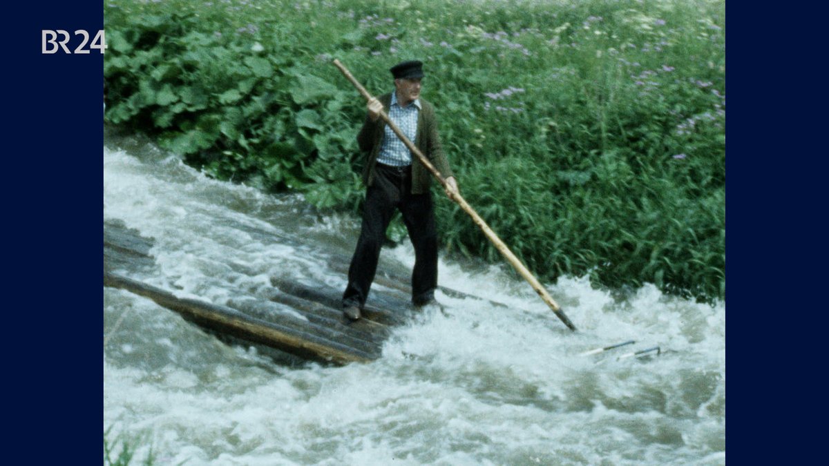 Mann beim Lenken eines Floßes