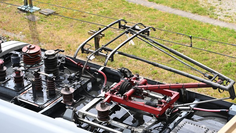 Stromabnehmer eines ICE-Zuges | Bild: picture alliance / SVEN SIMON / Frank Hoermann / SVEN SIMON Stromabnehmer eines ICE-Zuges