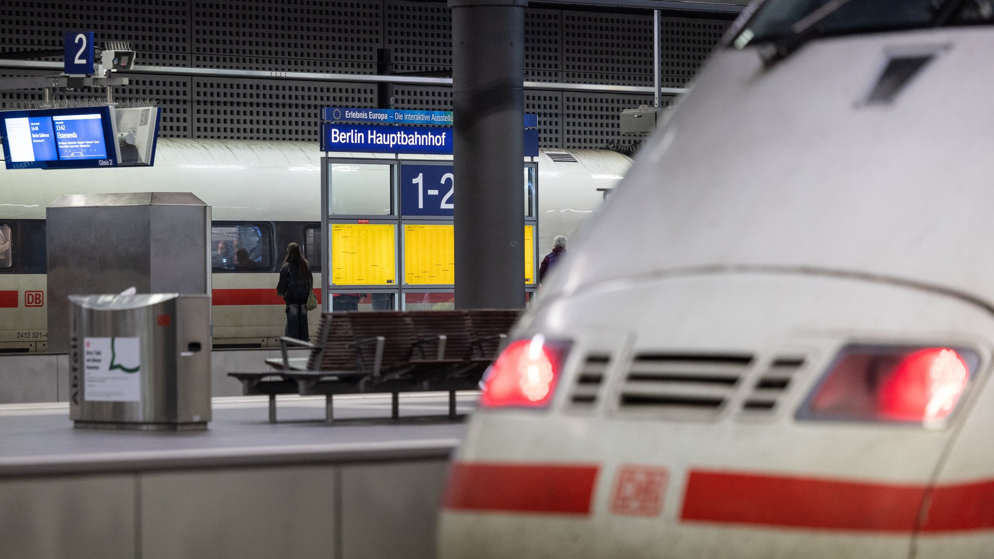 Ein Frau steht an einem Bahnsteig am Berliner Hauptbahnhof.