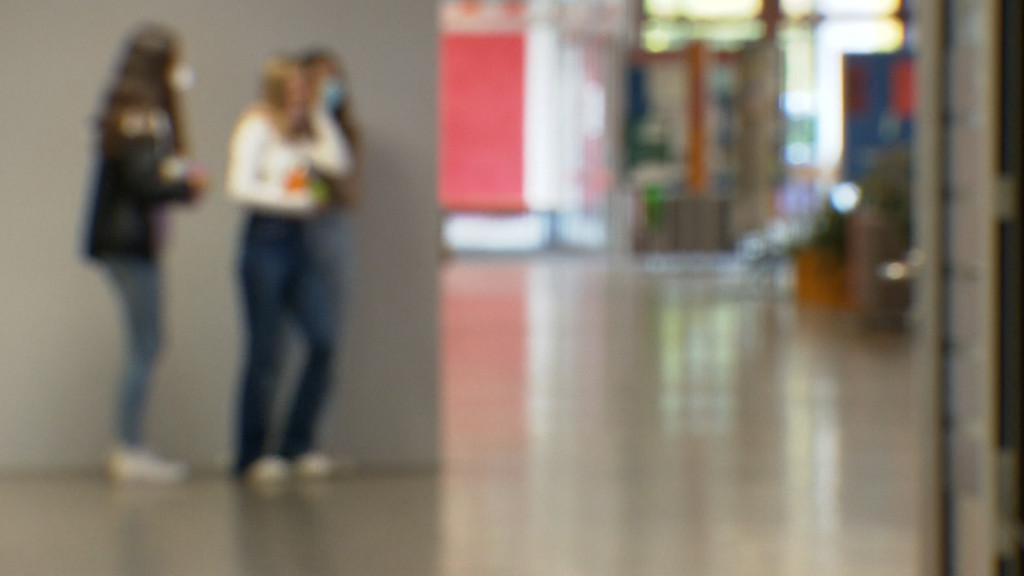 Was erwartet uns nach den Ferien? Diese Frage stellen sich auch Bayerns Schüler und ihre Lehrer. | Bild: BR Was erwartet uns nach den Ferien? Diese Frage stellen sich auch Bayerns Schüler und ihre Lehrer.