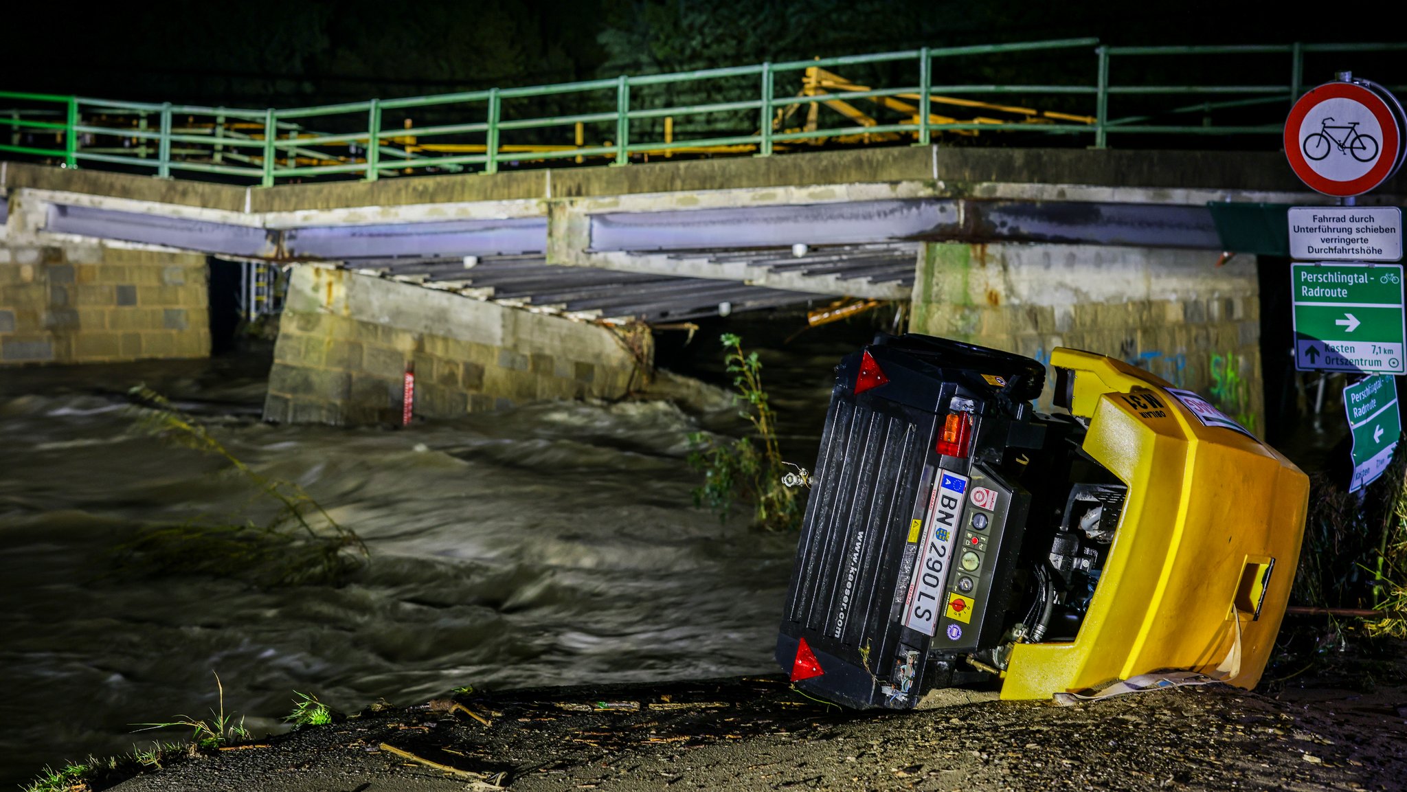 Eine Brücke ist teilweise eingestürzt, nachdem ein Kran auf sie gefallen war.