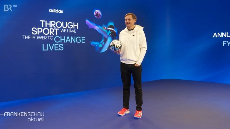Adidas-Chef Björn Gulden mit einem Fußball in der rechten Hand