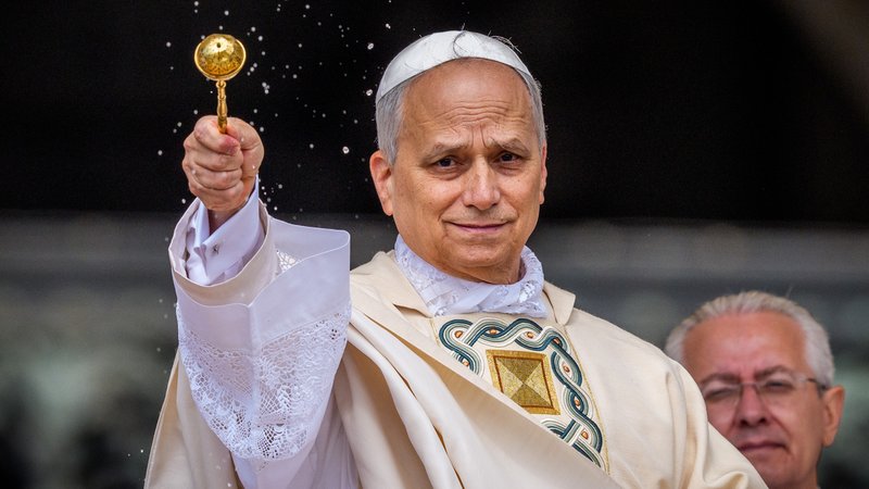 Der neue Papst Leo XIV. segnet mit Weihwasser bei seiner Amtseinführung auf dem Petersplatz. | Bild: picture alliance/dpa | Michael Kappeler Der neue Papst Leo XIV. segnet mit Weihwasser bei seiner Amtseinführung auf dem Petersplatz.