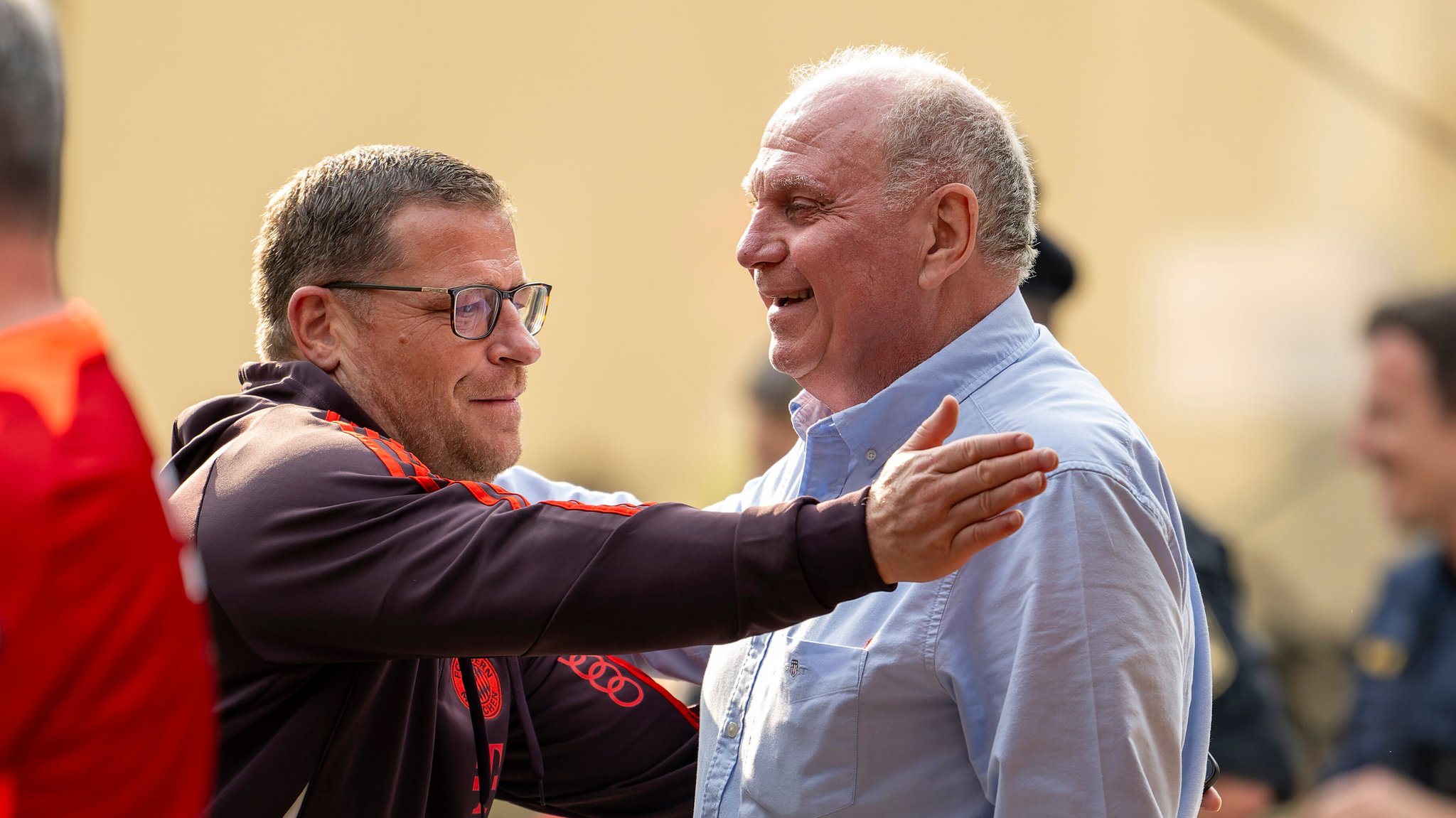 FCB-Sportvorstand Max Eberl klopft Ehrenpräsident Uli Hoeneß auf die Schulter | Bild: picture alliance / M.i.S. / Bernd Feil FCB-Sportvorstand Max Eberl klopft Ehrenpräsident Uli Hoeneß auf die Schulter