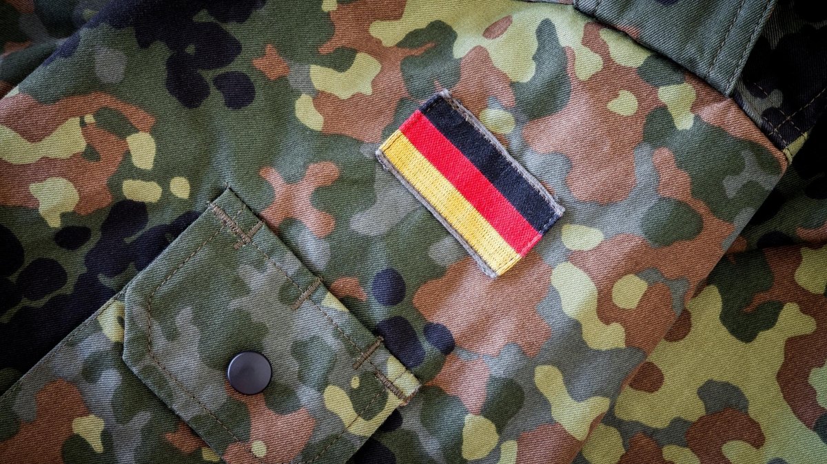 Eine aufgenähte Deutschlandflagge auf einer Uniform