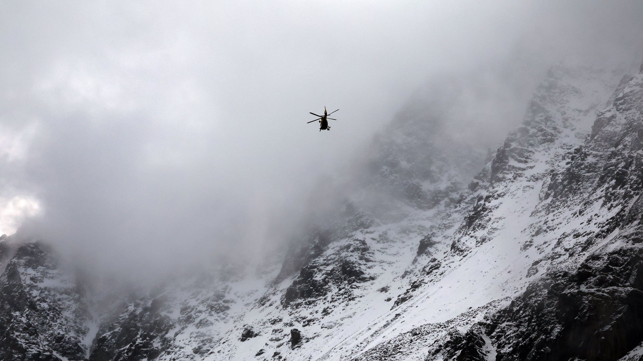 Ein Hubschrauber der Bergrettung fliegt vor dem mit Schnee bedeckten Gebirge (Symbolbild) | Bild: picture alliance/dpa | Karl-Josef Hildenbrand Ein Hubschrauber der Bergrettung fliegt vor dem mit Schnee bedeckten Gebirge (Symbolbild)