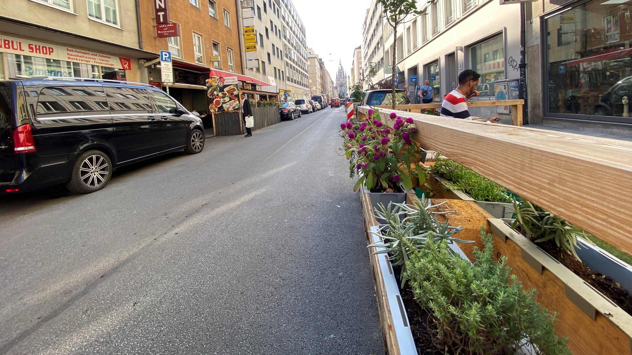 Die Landwehrstraße hat in diesem Sommer zwölf neue Parklets bekommen. 