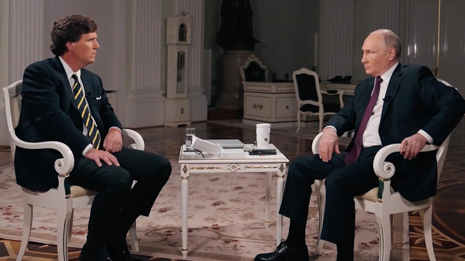 Der ehemalige Fox-News Moderator Tucker Carlson beim Invertiew mit Wladimir Putin