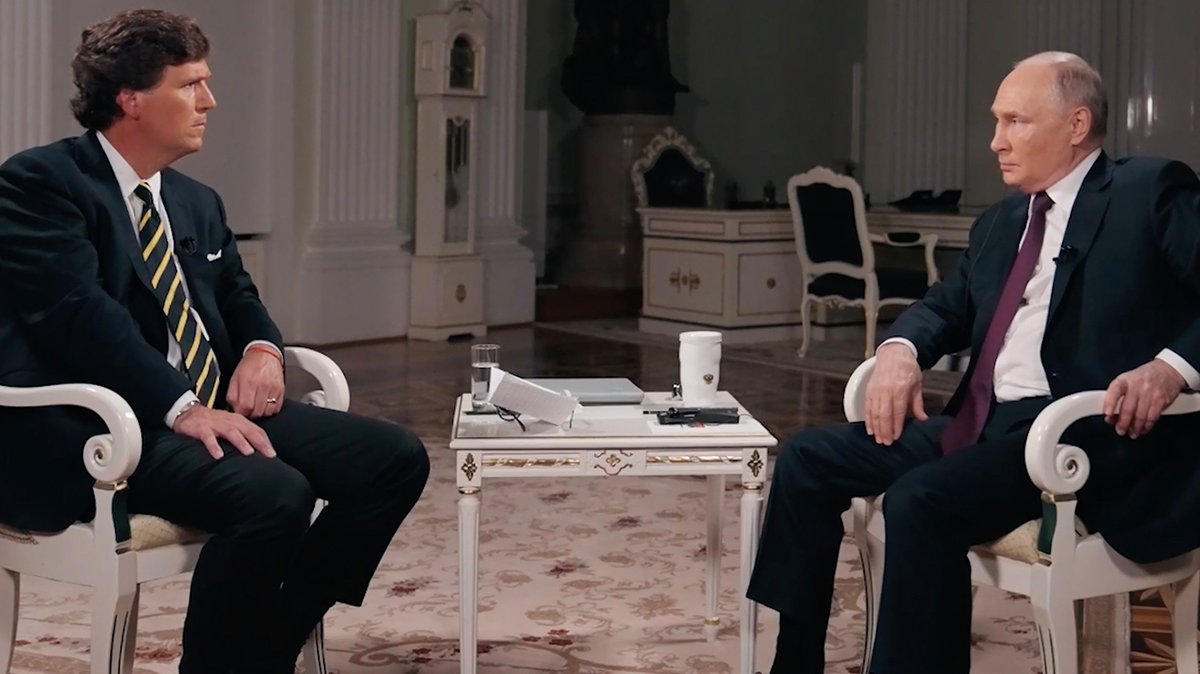 Der ehemalige Fox-News Moderator Tucker Carlson beim Invertiew mit Wladimir Putin