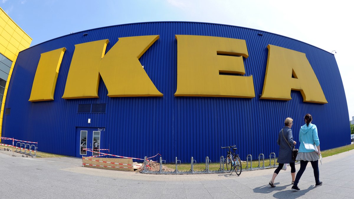 Verdi hat die Beschäftigten von Ikea in Fürth zum Streik aufgerufen. Unter dem Motto "Wir streiken bis die Federn fliegen" wollen sich die Streikenden vor dem Möbelhaus eine Kissenschlacht liefern. Für Kunden kann es zu Beeinträchtigungen kommen.