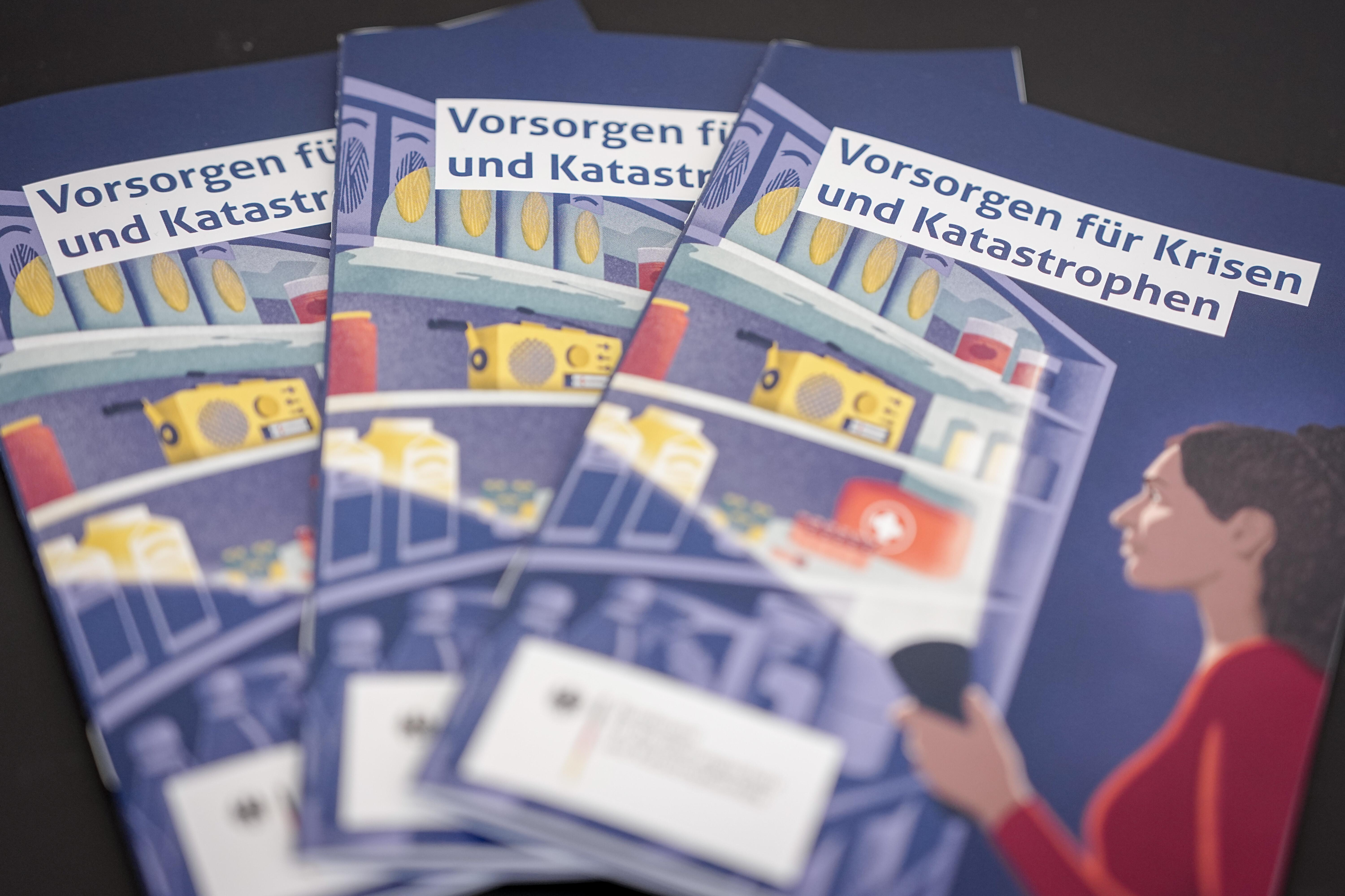 Auf dem Bild sieht man drei Flyer des BBK mit der Aufschrift "Vorsorgen für Krisen und Katastrophen.