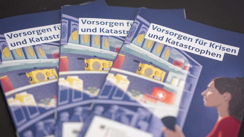 Auf dem Bild sieht man drei Flyer des BBK mit der Aufschrift "Vorsorgen für Krisen und Katastrophen. | Bild: picture alliance/dpa | Kay Nietfeld Auf dem Bild sieht man drei Flyer des BBK mit der Aufschrift "Vorsorgen für Krisen und Katastrophen.