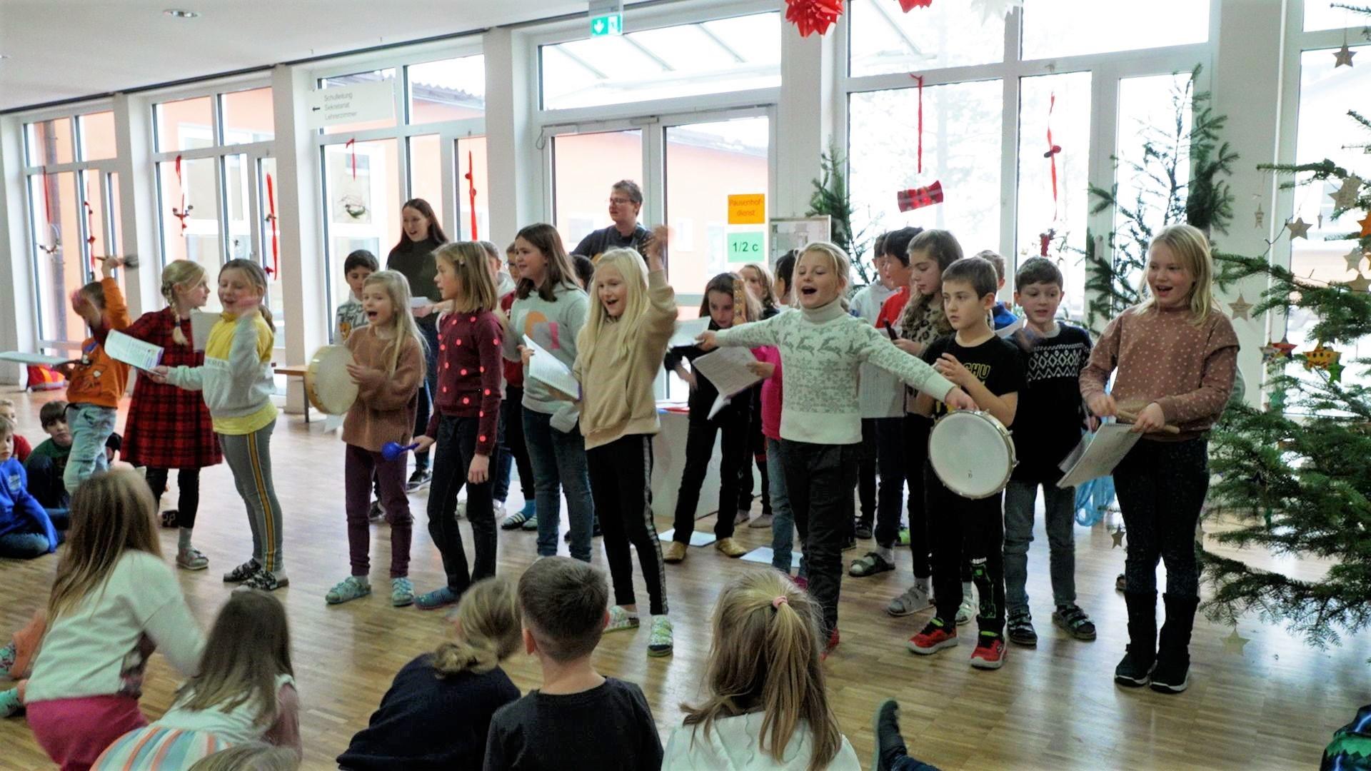 Grundschulkinder in Tiefenbach im Landkreis Passau führen ihr erstes selbst komponiertes Lied auf