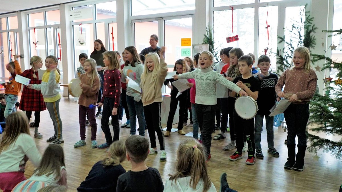 Grundschulkinder in Tiefenbach im Landkreis Passau führen ihr erstes selbst komponiertes Lied auf