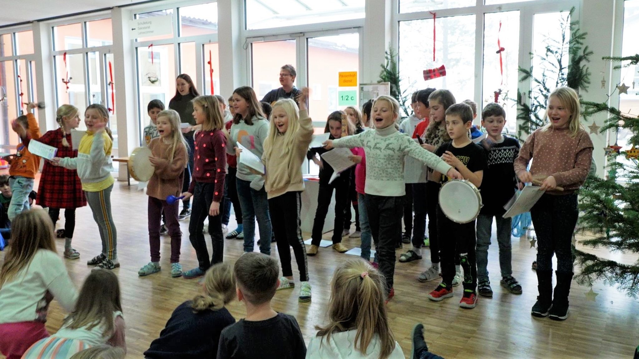 Grundschulkinder in Tiefenbach im Landkreis Passau führen ihr erstes selbst komponiertes Lied auf