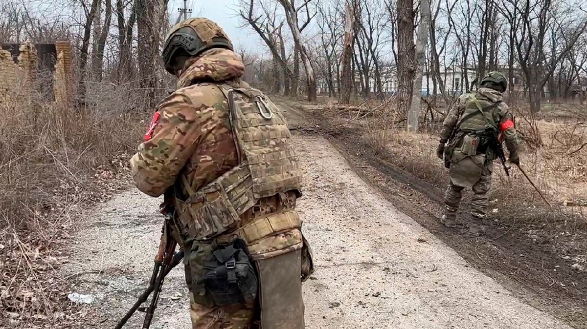 Auf diesem vom Pressedienst des russischen Verteidigungsministeriums via AP zur Verfügung gestellten Foto beseitigen zwei Soldaten der russischen militärtechnischen Einheiten die Minengefahr in der ostukrainischen Stadt. 