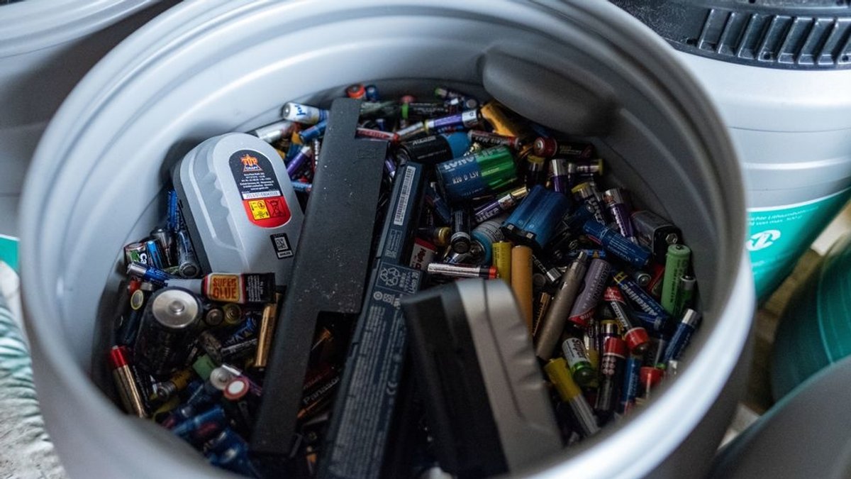 Batterien liegen in einer Entsorgungstonne auf einem Wertstoffhof in Hannover. 