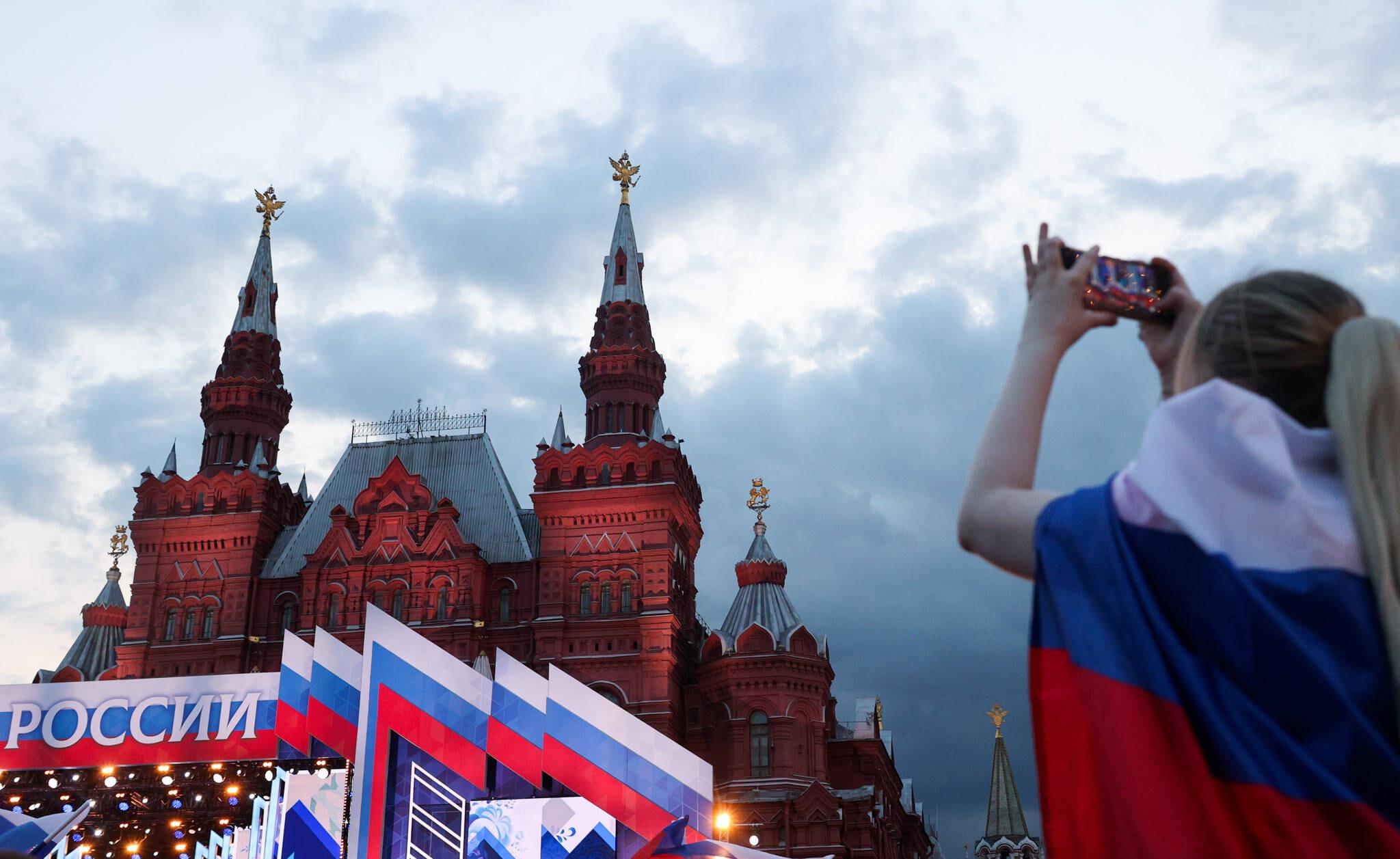 Junge Frau fotografiert Kreml