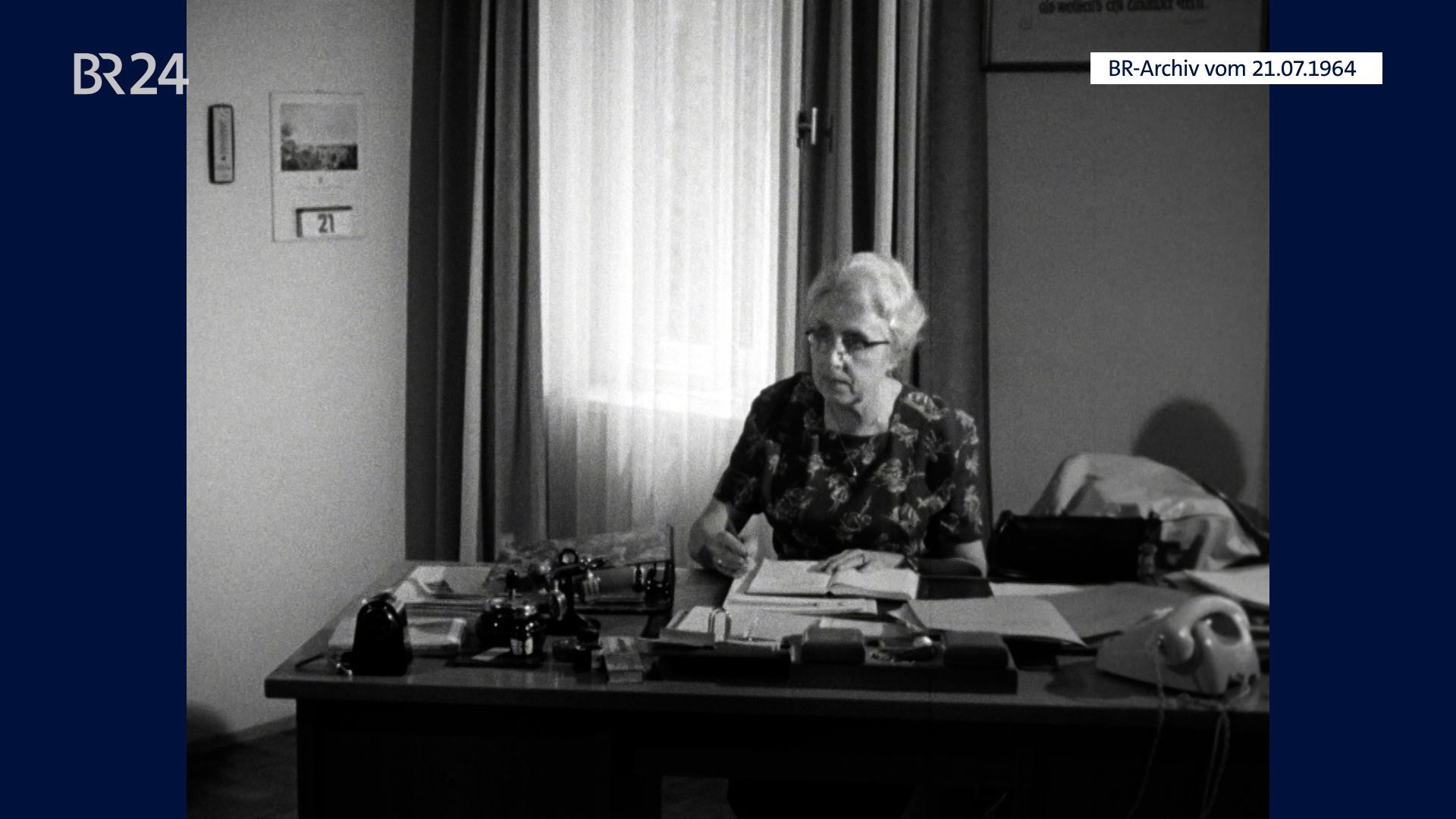 Käthe Winkelmann am Schreibtisch