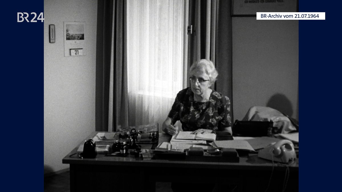 Käthe Winkelmann am Schreibtisch